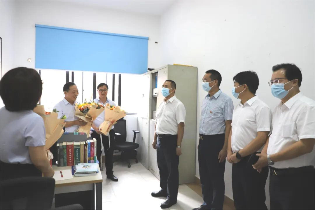 汤立斌到双清区走访慰问一线教师和教育工作者(图1)