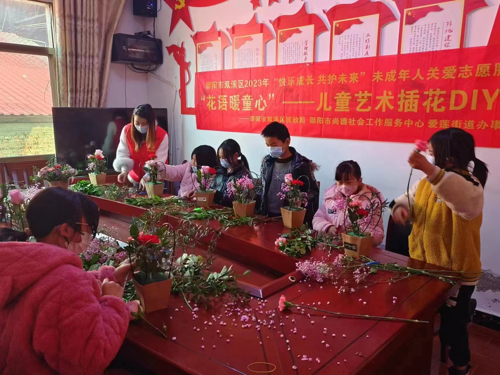 邵阳市双清区：“花语暖童心”艺术插花玩出“花”样幸福(图1)