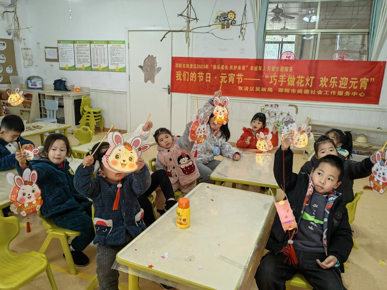 双清区：巧手做花灯 欢乐迎元宵(图1)