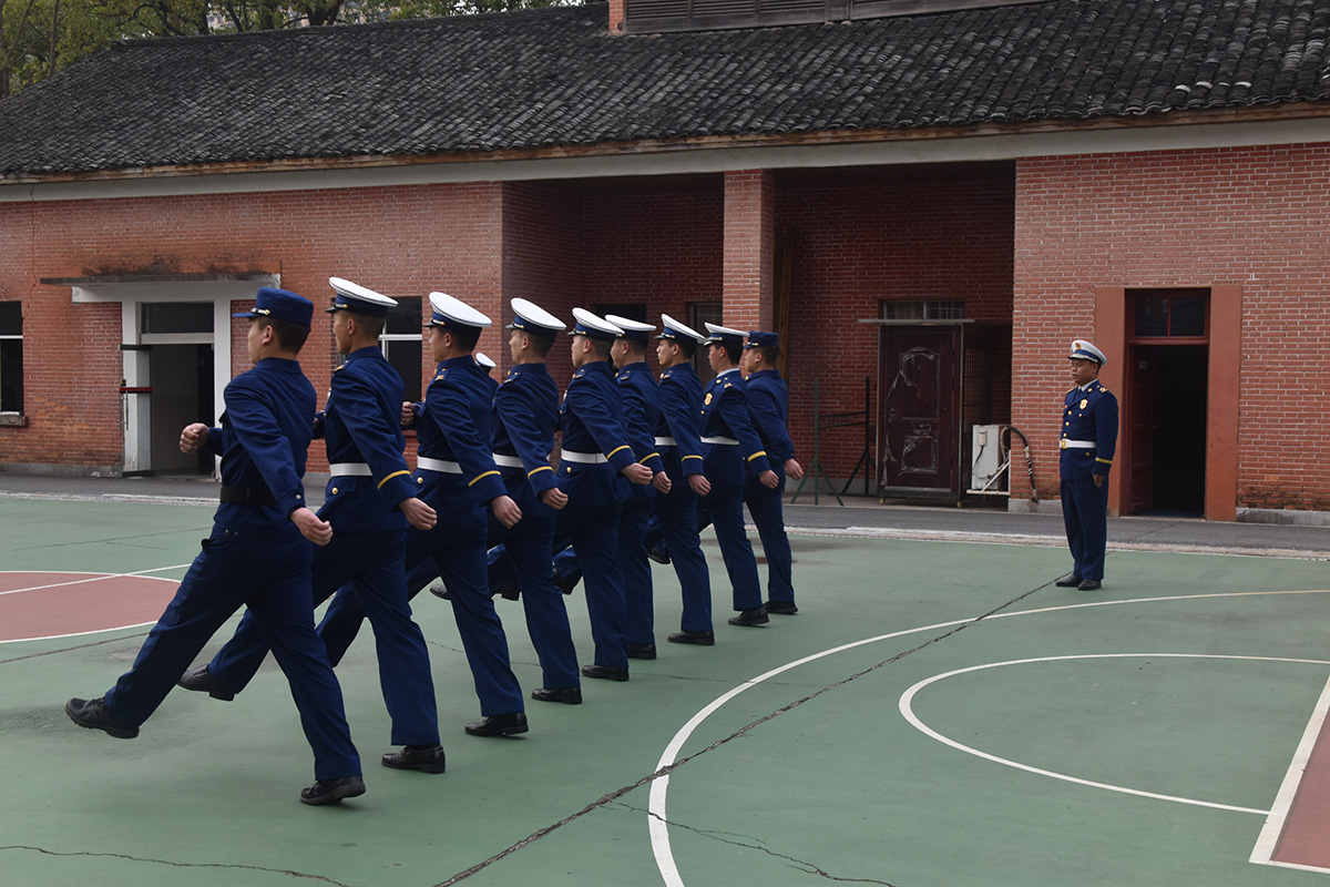 队列训练展风采 扎实作风促养成-双清消防组织开展队列会操训练(图2)