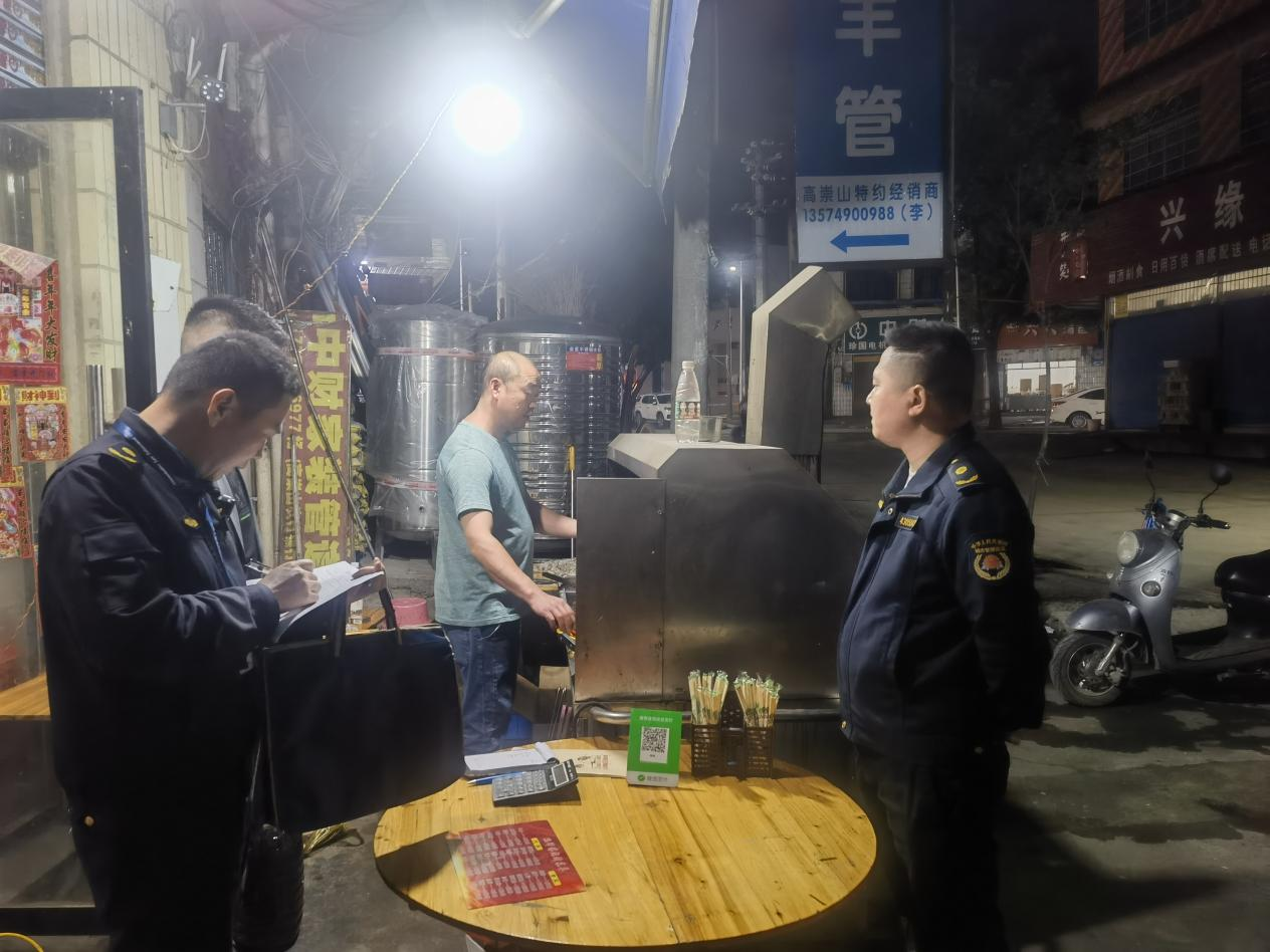 双清区高崇山镇开展夜宵烧烤油烟排放专项整治行动(图1)