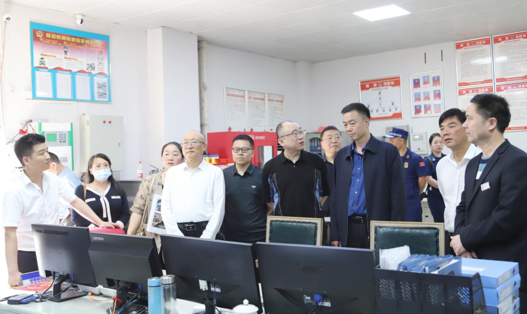 市人大执法检查组在双清区开展安全生产“一法一条例”执法检查(图1)