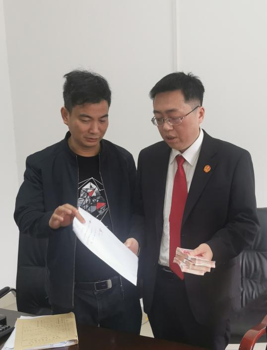 双清区法院：法官促调解 见证现金履行(图1)