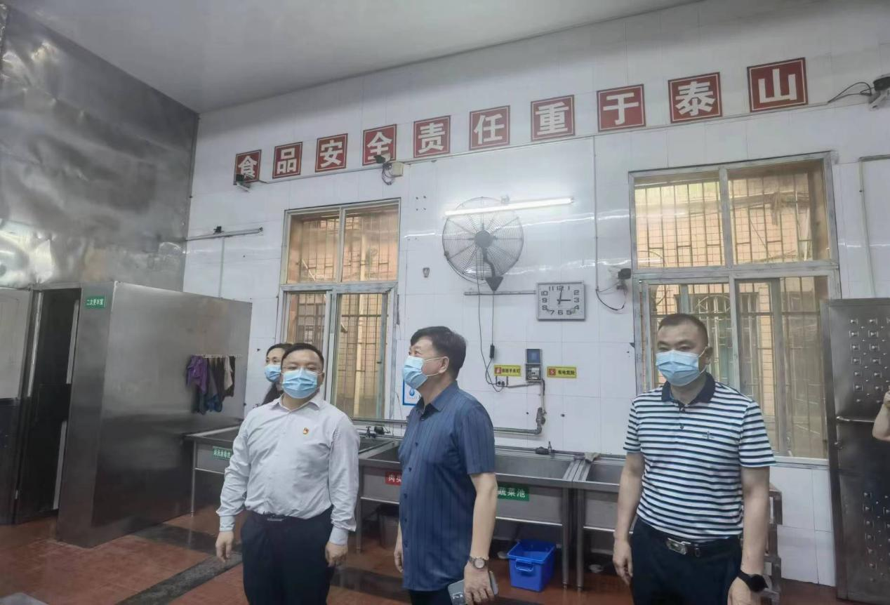 双清区开展落实食品安全“两个机制”督导行动(图1)