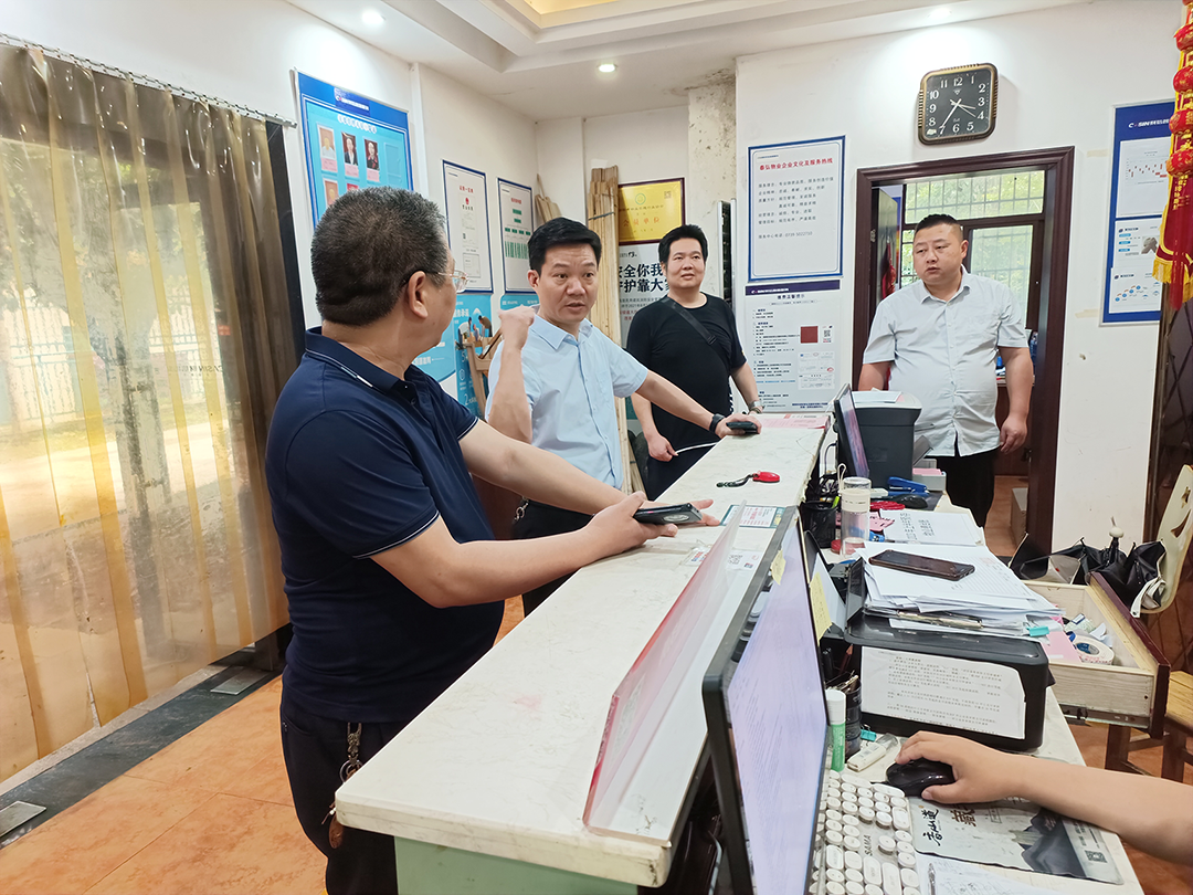 区领导带队开展电梯安全隐患专项检查(图1)