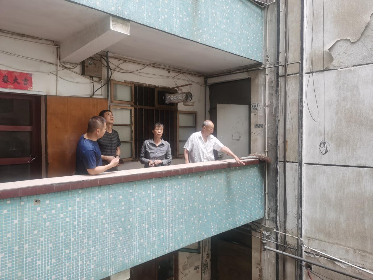 筑牢群众住房安全“生命线”——区领导带队深入开展房屋安全检查(图1)