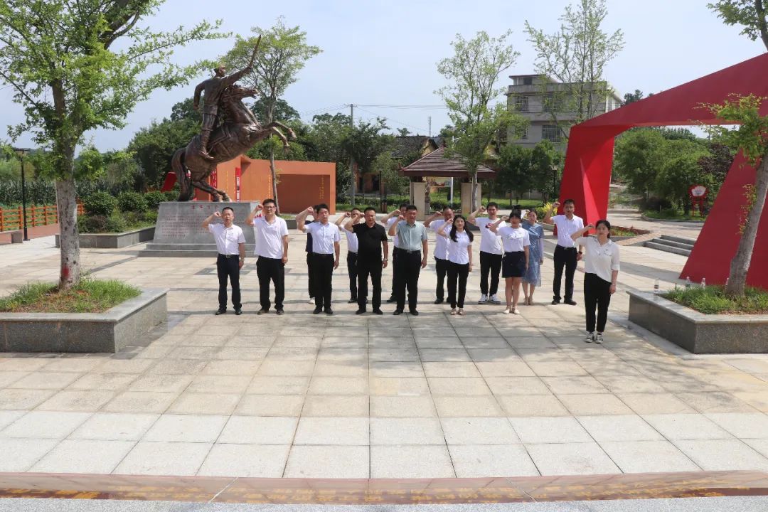 双清区开展乡村振兴读书分享活动暨人居环境整治志愿服务活动(图1)