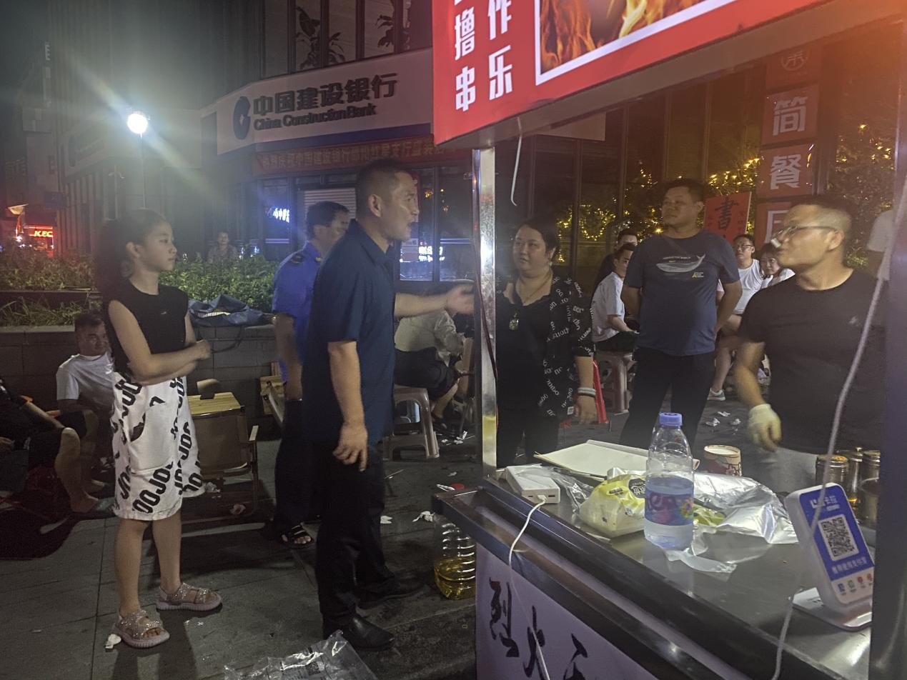 区领导到夜市经济调研 助力营商环境再优化(图1)