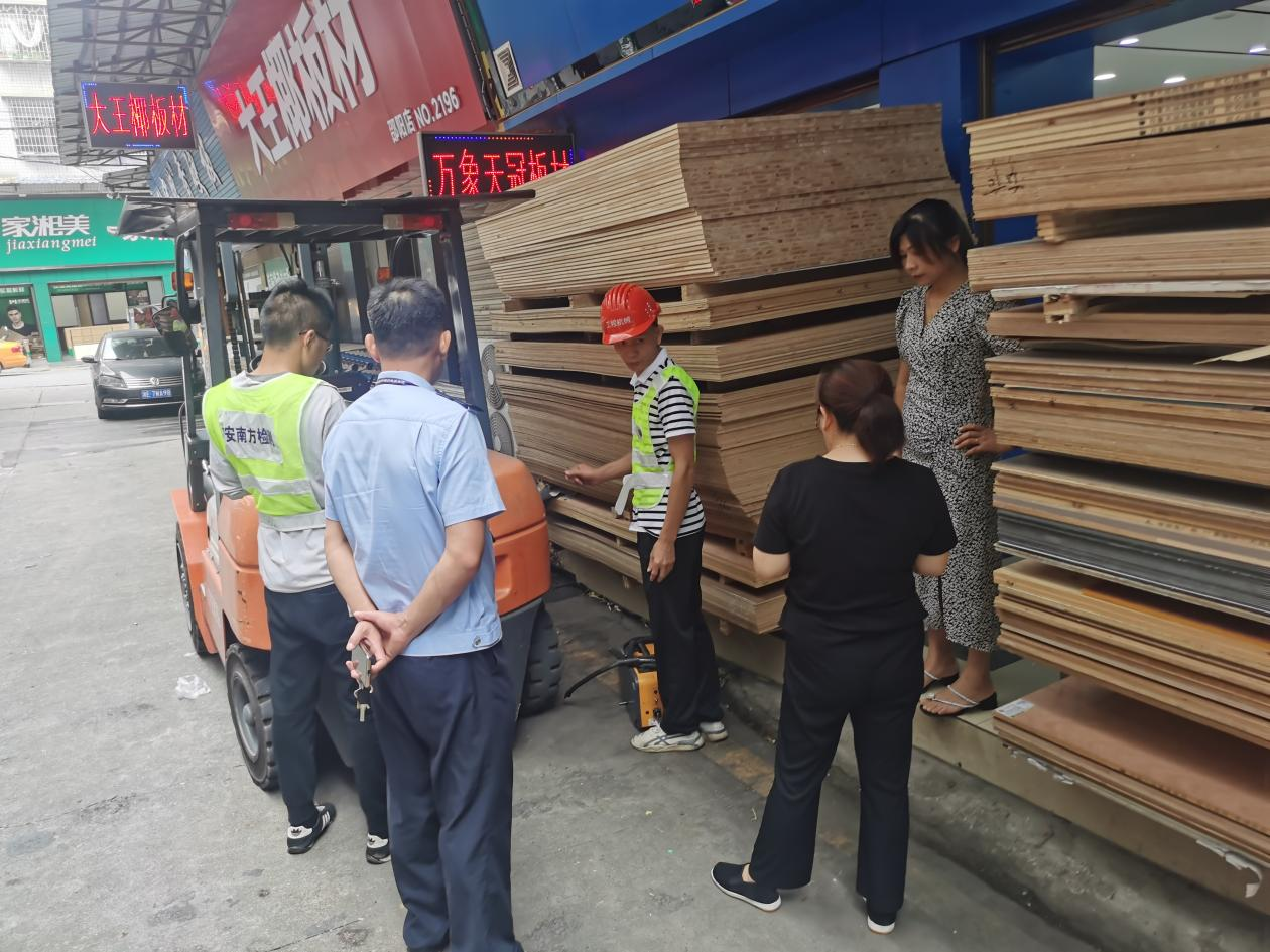 双清区开展非道路移动机械 排放尾气污染专项整治行动(图1)