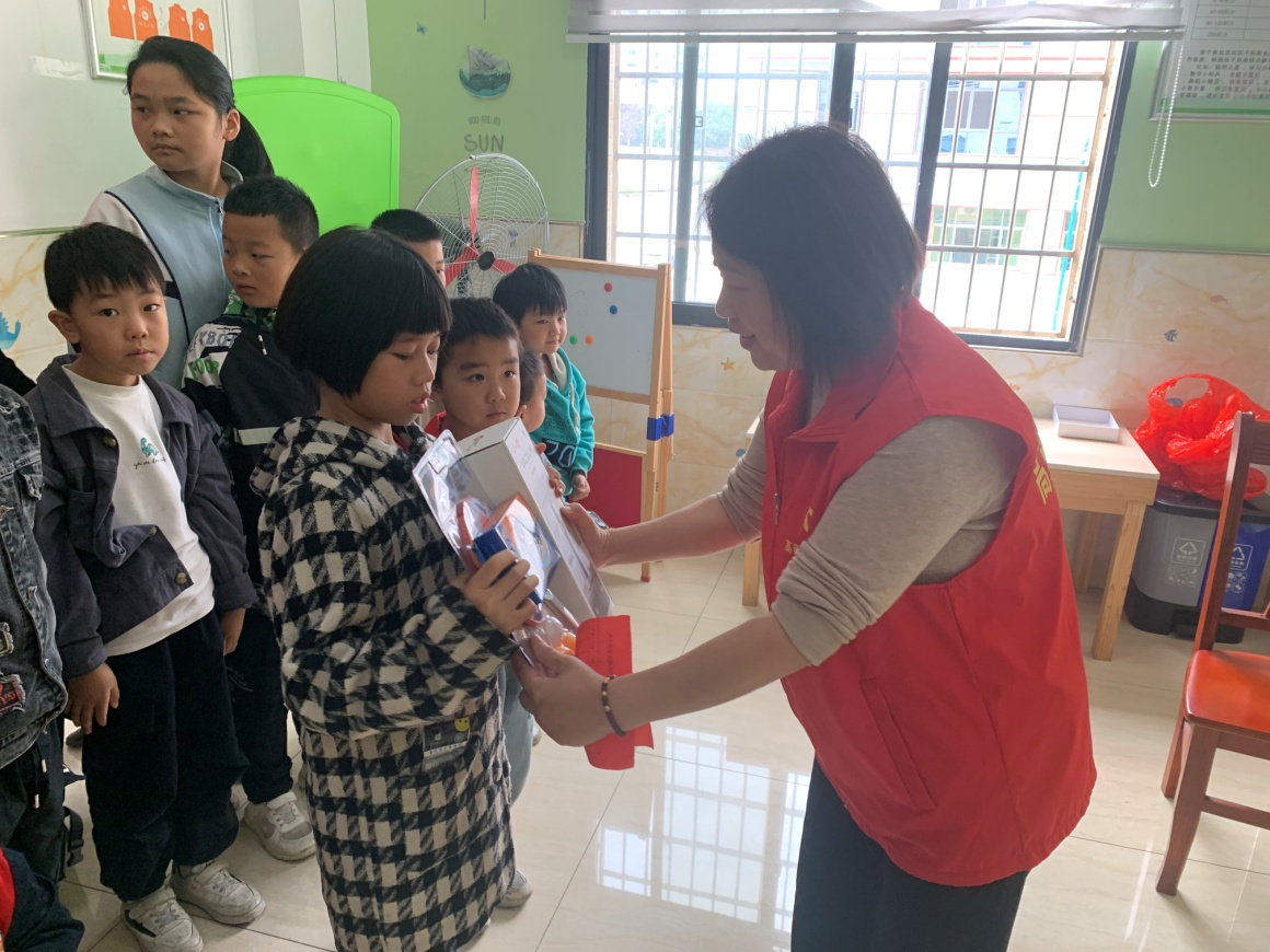 双清区开展“童趣飘扬 快乐一刻”关爱农村留守困境儿童团体辅导活动(图1)