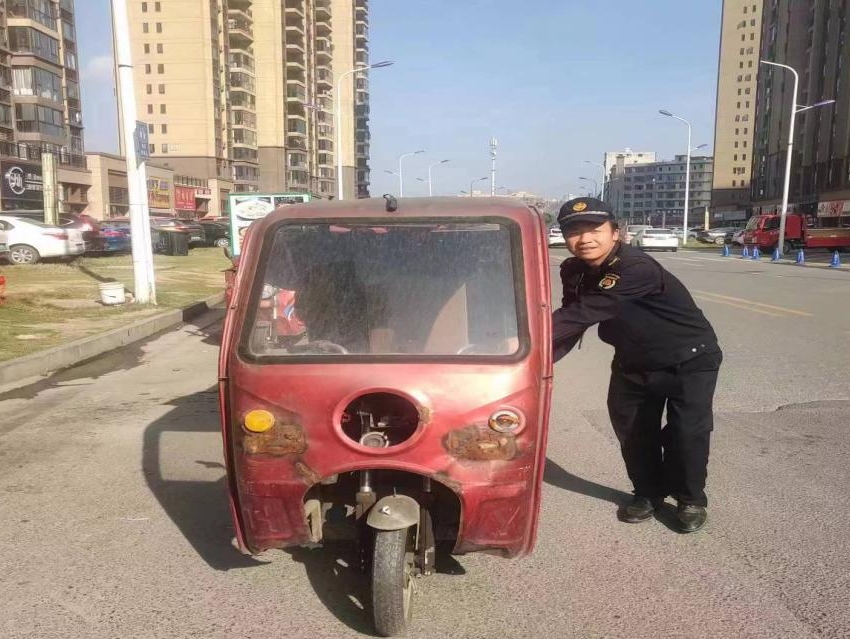 双清区：严厉打击人行道、消防通道车辆违停行为(图1)