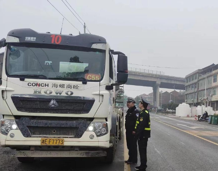 双清区：强化超限超载治理 保障冬季公路安全(图1)