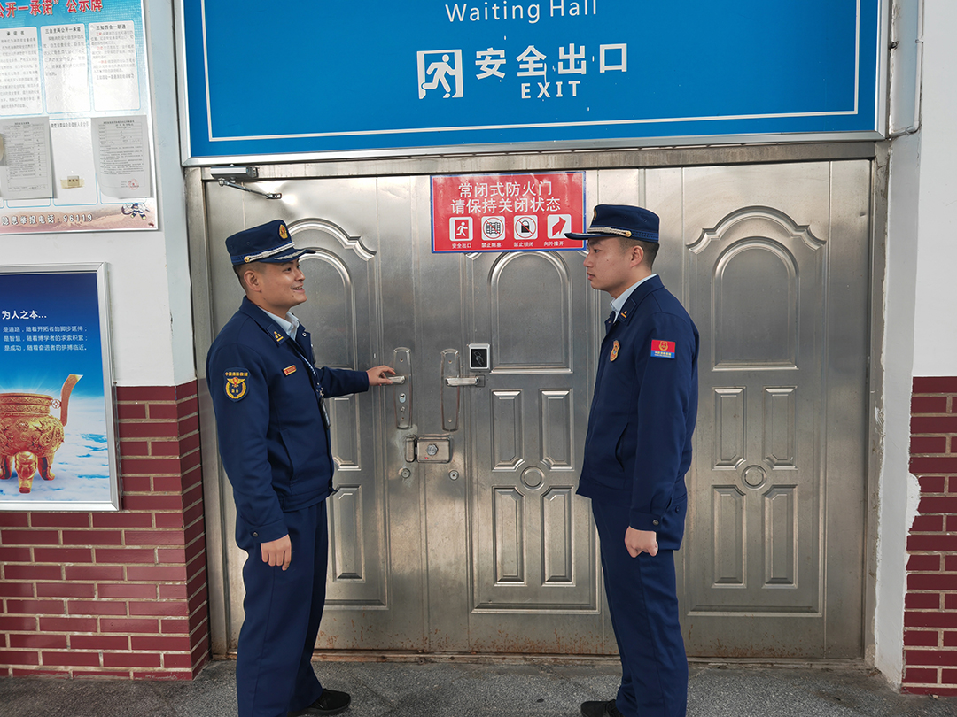 双清大队赴大祥大队采取“交叉互查”模式开展重点单位消防安全隐患整治行动(图1)