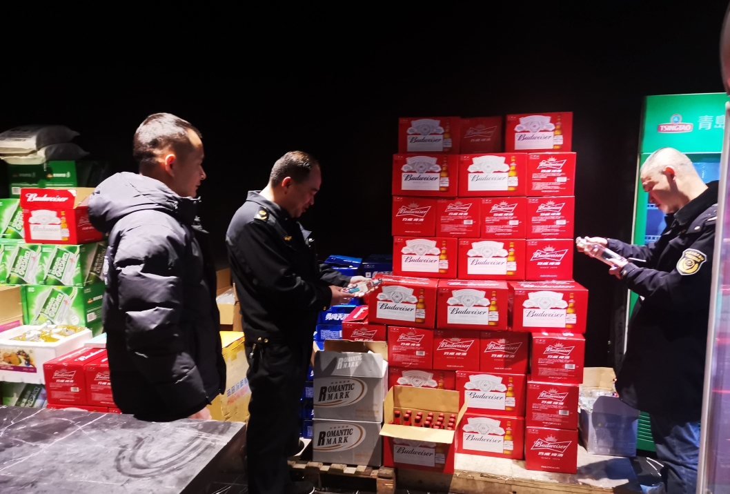 双清区市监局开展休闲娱乐场所食品安全夜查行动(图1)