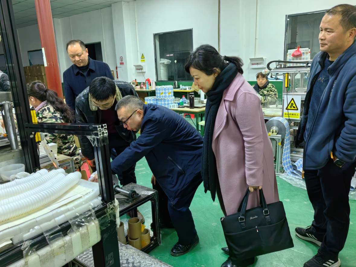 市侨联到双清区开展新春走访慰问服务侨企活动(图1)