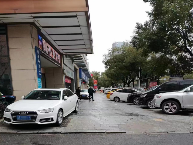 不文明不安全，说的就是你 人行道违停(图1)