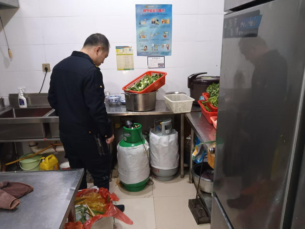 优化营商环境 | 双清区城管局开展餐饮场所燃气安全风险隐患大排查(图1)