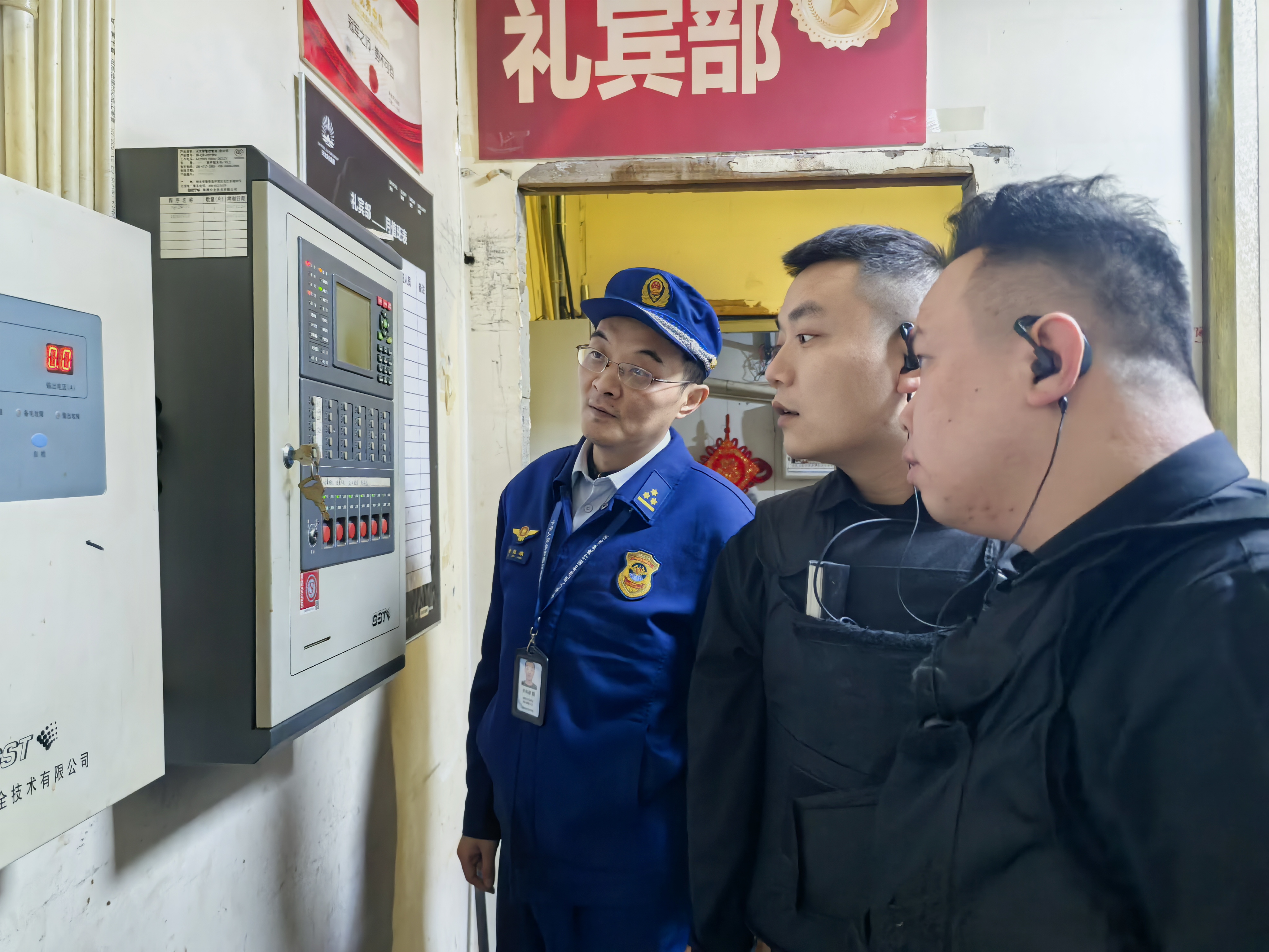筑牢安全防线 | 双清区消防救援大队联合多部门开展娱乐场所消防安全夜查行动(图1)