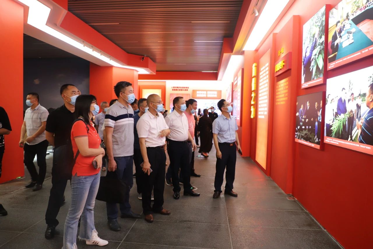 忆峥嵘 立壮志——双清区组织参观湖南省脱贫攻坚大型成就展(图2)