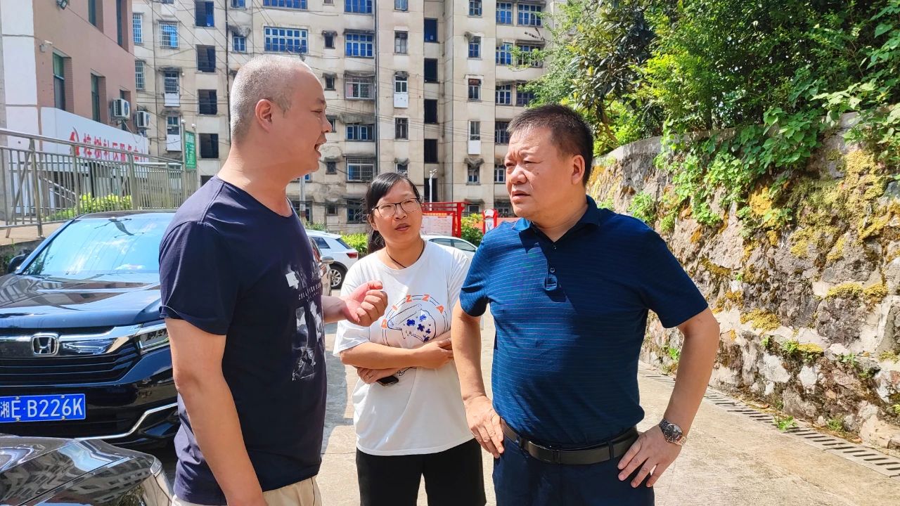 双清区委书记曾秦伟周末暗访：勇于担当创先争优 干在实处走在前列(图1)