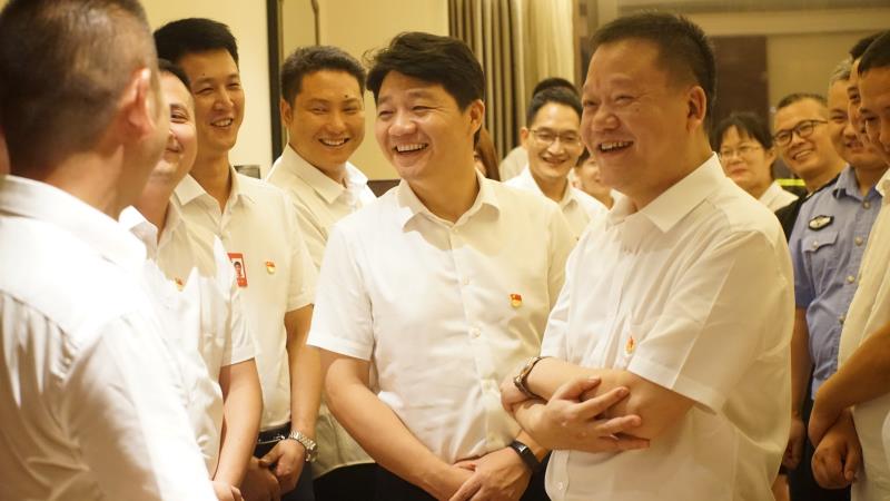 曾庆伟、江韬等区委领导亲切看望党代表(图1)