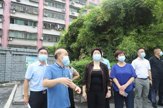 周迎春到双清督查未成年人思想道德建设和疫情防控工作(图1)