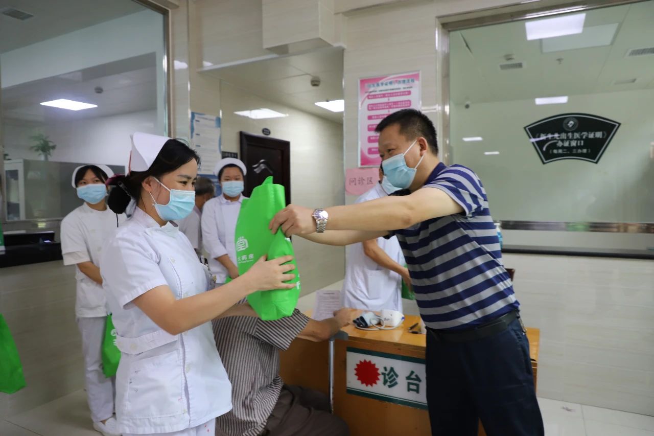 战疫有你，关爱有我 双清区开展抗疫一线医务人员慰问活动(图1)