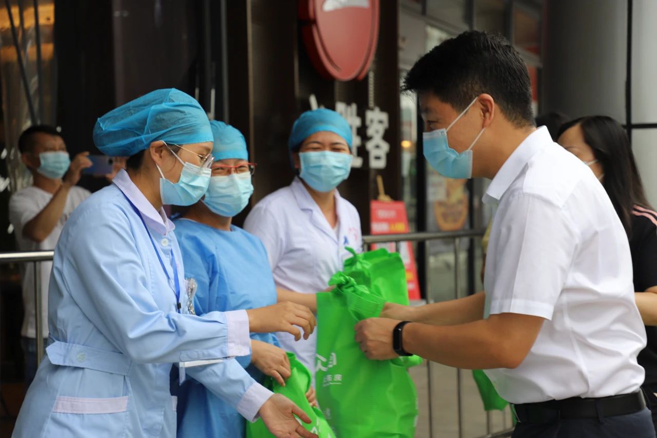 战疫有你，关爱有我 双清区开展抗疫一线医务人员慰问活动(图3)