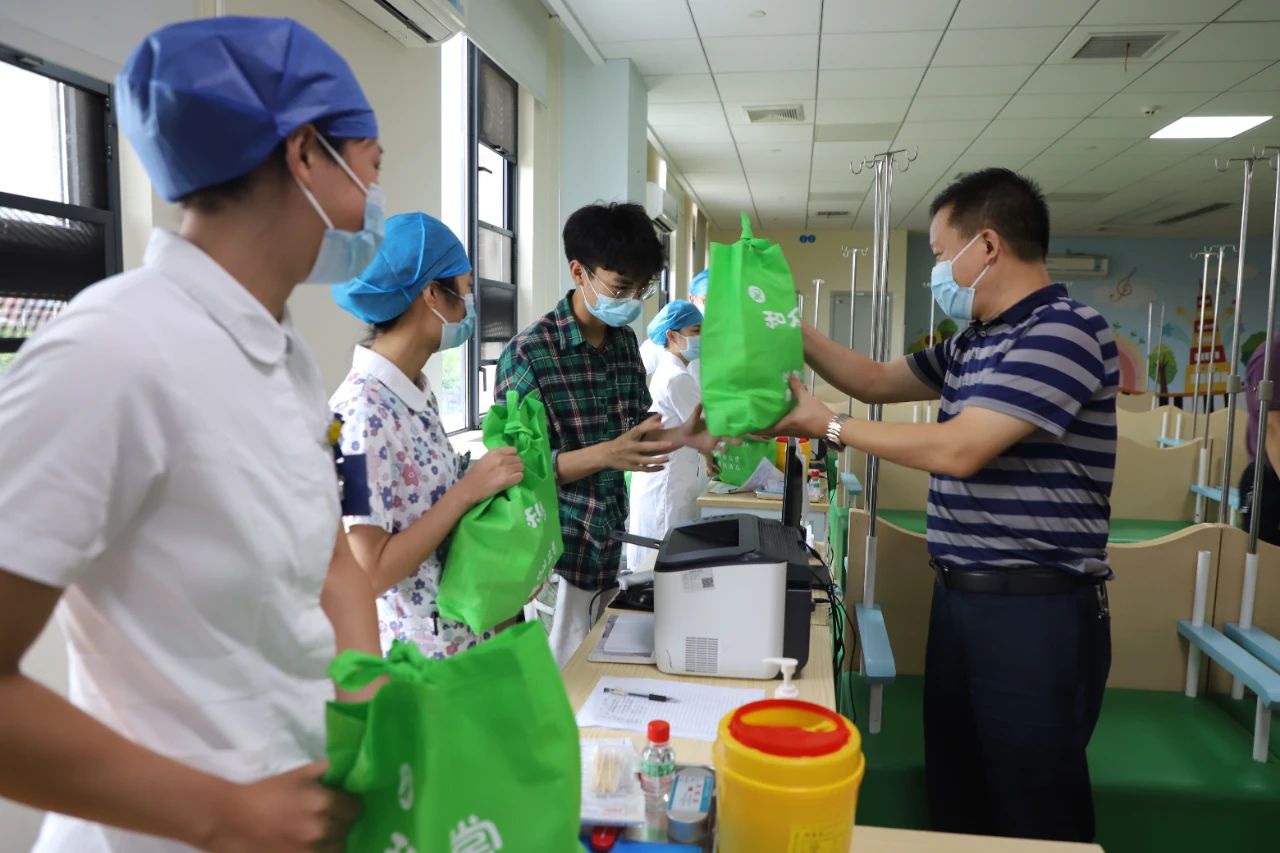 战疫有你，关爱有我 双清区开展抗疫一线医务人员慰问活动(图2)
