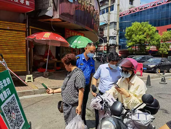 筑牢全民免疫屏障 曾秦伟、江韬“四不两直”督导疫苗接种、“三码”联查工作(图5)