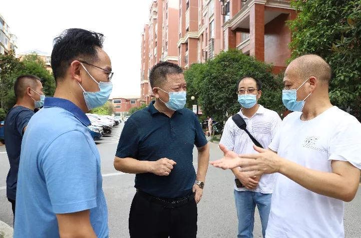 筑牢全民免疫屏障 曾秦伟、江韬“四不两直”督导疫苗接种、“三码”联查工作(图1)
