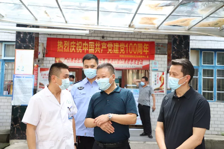 筑牢全民免疫屏障 曾秦伟、江韬“四不两直”督导疫苗接种、“三码”联查工作(图2)