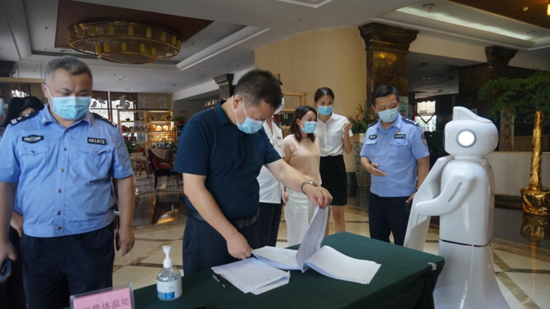 双清区委书记曾秦伟督导疫情防控工作(图1)