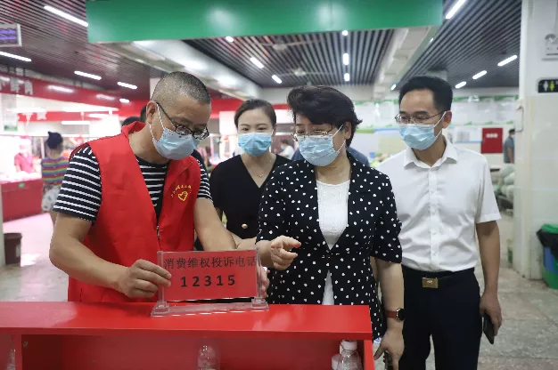 周迎春到双清区联点街道、社区和农贸市场督导创文工作(图3)