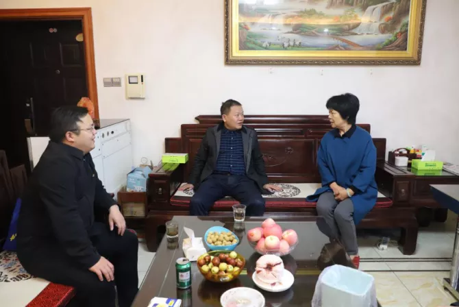 双清区领导重阳节走访慰问老干部(图2)
