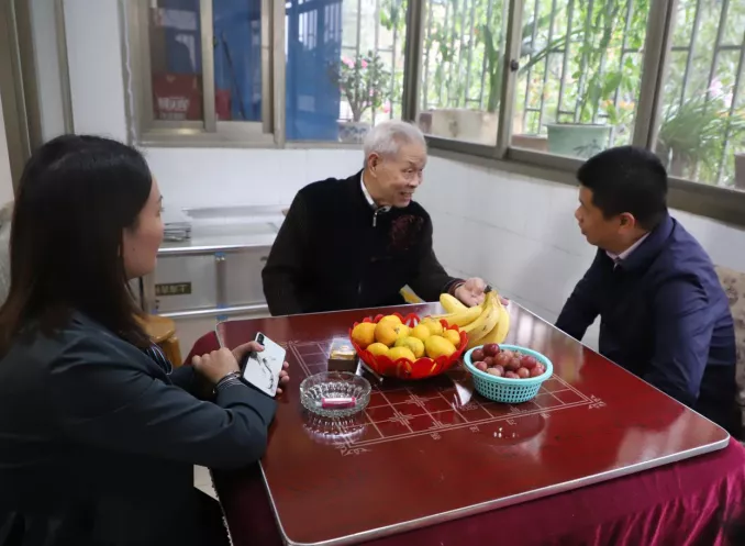 双清区领导重阳节走访慰问老干部(图3)