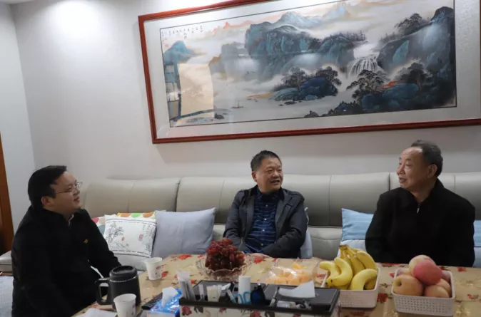 双清区领导重阳节走访慰问老干部(图1)