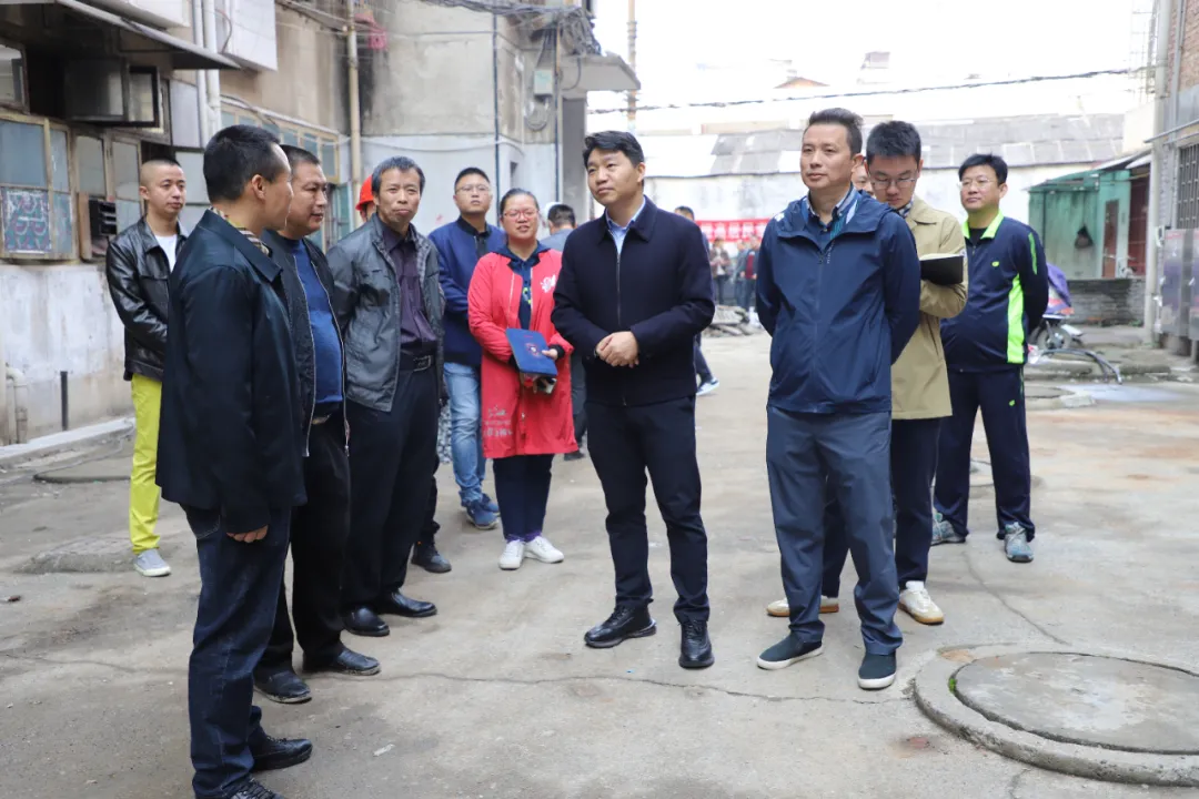 江韬调研老旧小区改造工作：让“旧”小区呈现“新”面貌，让“老”居民乐享“新”生活(图1)