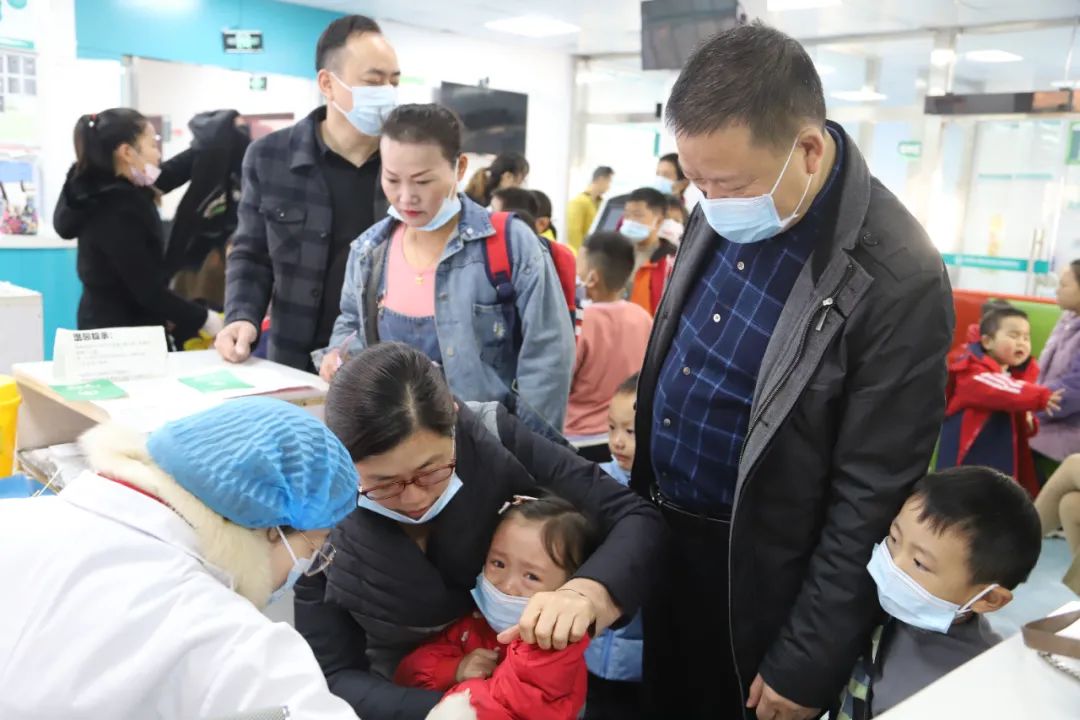 疫情防控不止步，文明创建不放松 曾秦伟调研疫苗接种和创文工作(图1)