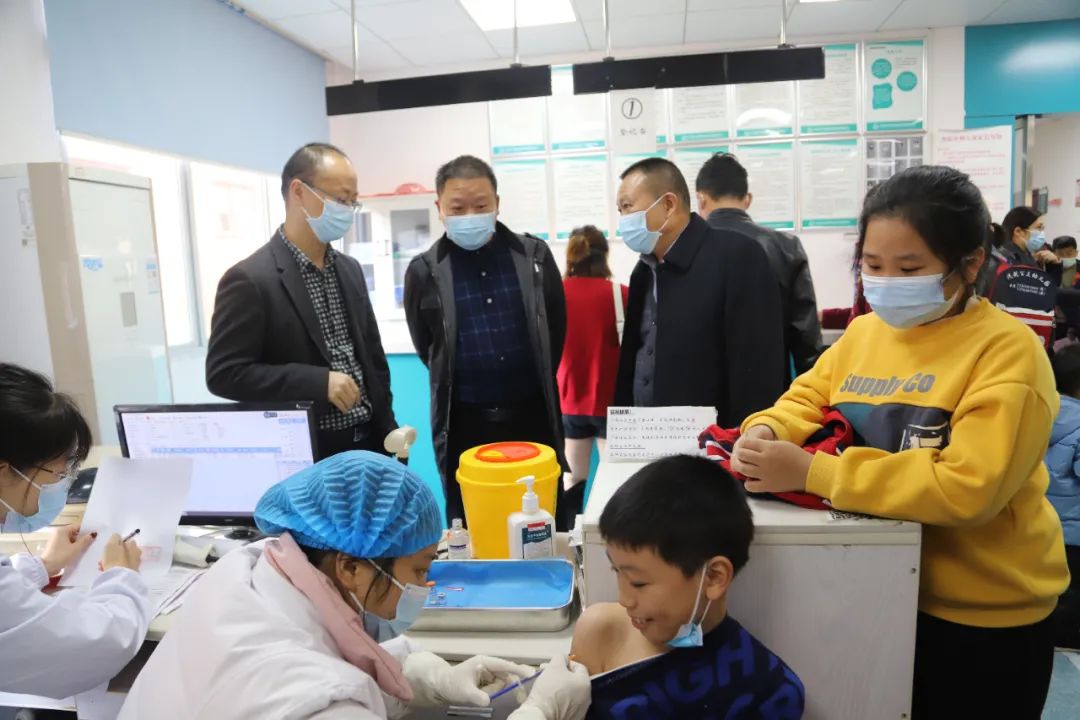 疫情防控不止步，文明创建不放松 曾秦伟调研疫苗接种和创文工作(图2)