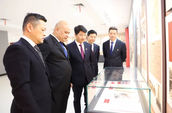 对党忠诚，不负人民 双清区新一届政府领导班子到党史陈列馆参观学习(图2)