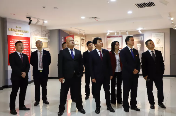对党忠诚，不负人民 双清区新一届政府领导班子到党史陈列馆参观学习(图1)