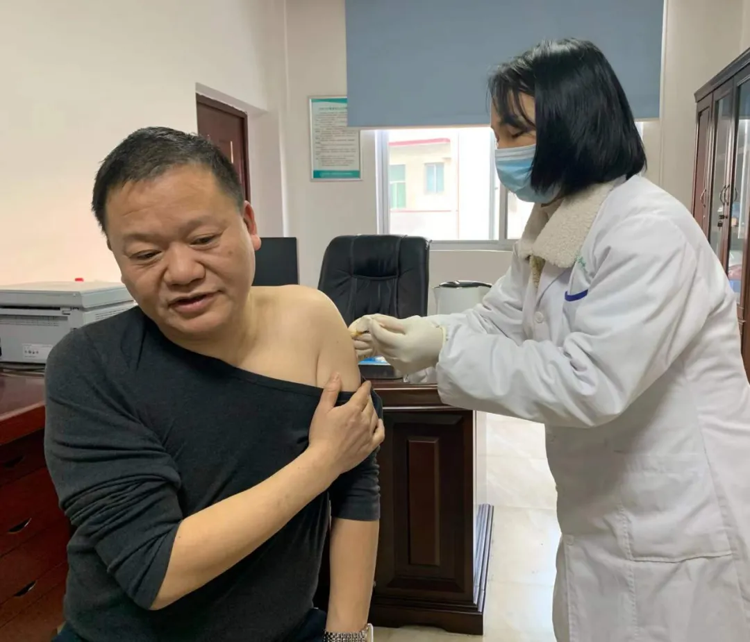 双清区委书记曾秦伟接种疫苗“加强针”，要求既有“速度”更有“温度”(图1)