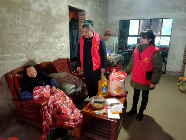 岁寒尤应念民生：双清区为困难群众“雪中送炭”(图1)