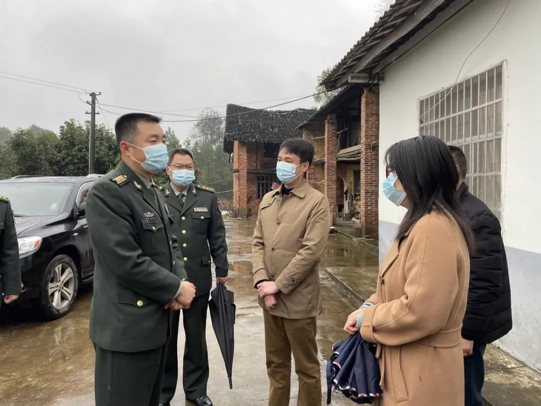 邵阳市军分区司令员诸葛军到双清区走访慰问困难群众(图1)