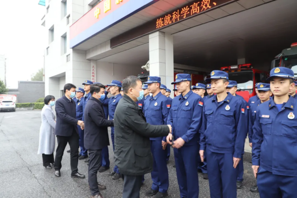 双清区领导走访慰问各行业系统一线工作人员(图4)