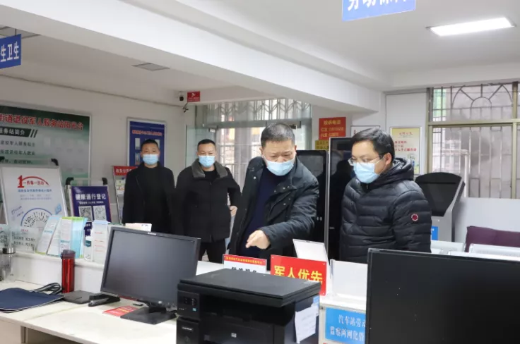 春节前，双清区委书记曾秦伟带队督查干部作风(图1)