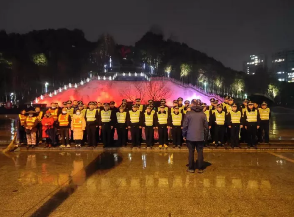双清区：除夕夜里禁炮不打烊(图1)