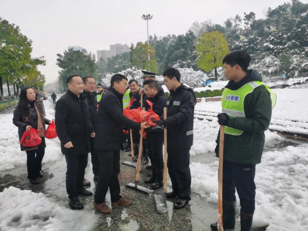 双清区领导看望慰问奋战在一线铲雪除冰清障的干部职工(图3)