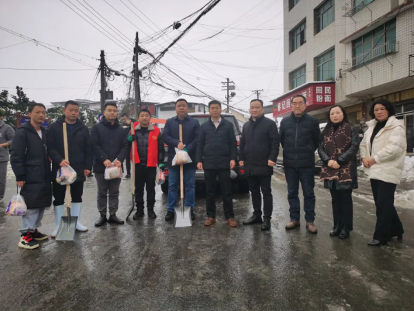 双清区领导看望慰问奋战在一线铲雪除冰清障的干部职工(图1)